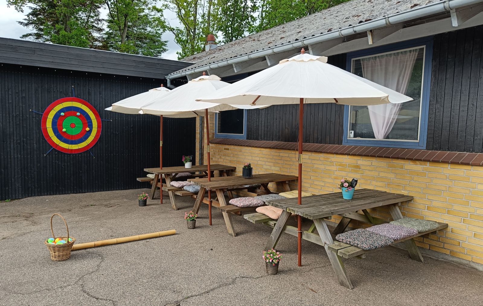 Outdoor seating at Escape Games Stilling